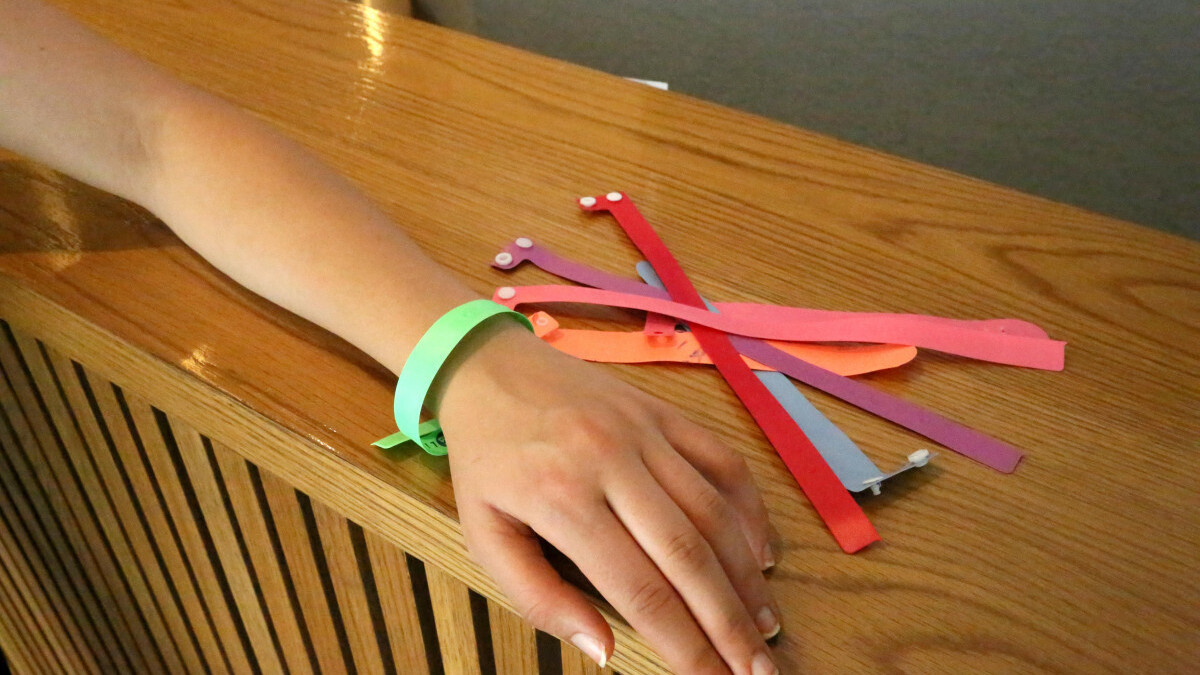 Antalya’da otel bilekliği temin eden turistler tatili bedavaya getiriyor