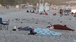 Antalya’da sıcaktan bunalanlar geceyi sahillerde geçirdi