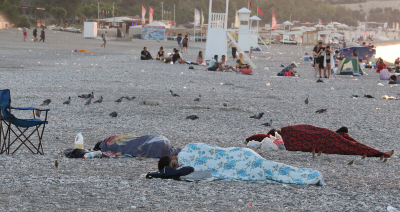 Antalya’da sıcaktan bunalanlar geceyi sahillerde geçirdi