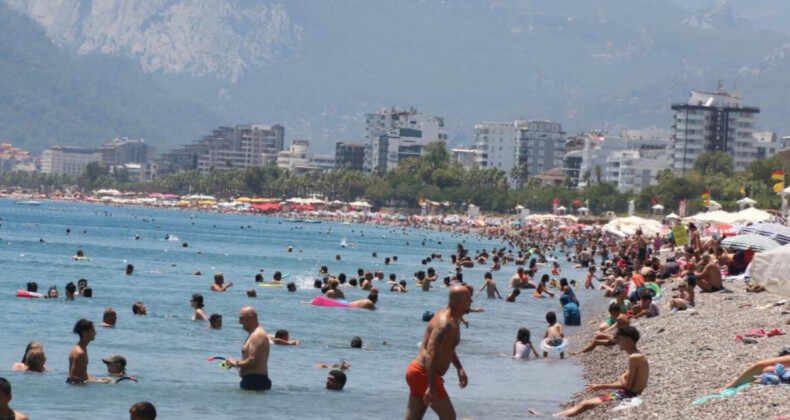 Antalya’da vatandaşlar plajda rüzgara yakalandı: Şemsiyeler uçtu, 1 kişi yaralandı