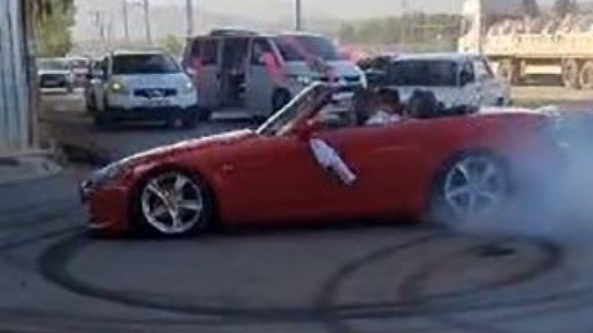 Antalya’daki polis noktası önünde drift attı, cezayı yedi