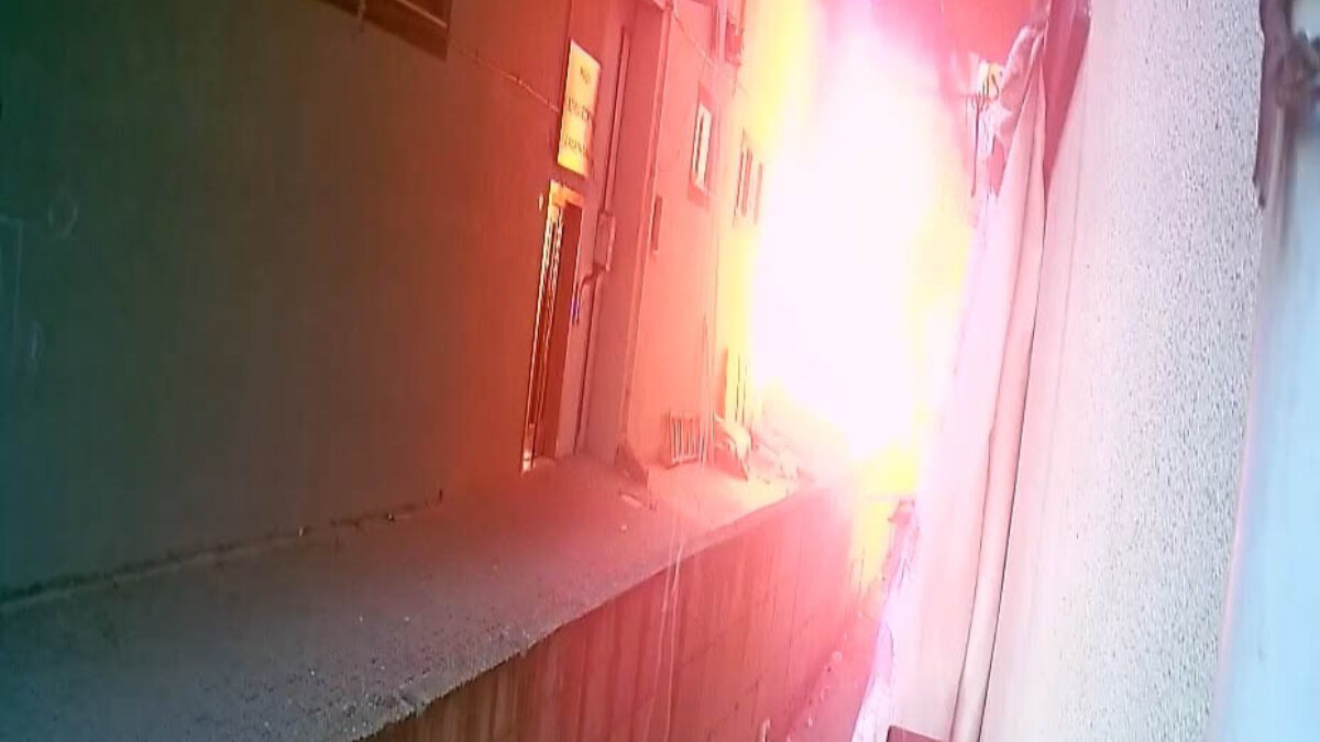 Arnavutköy’de 2 binayı küle çeviren yangının çıkış anı kamerada