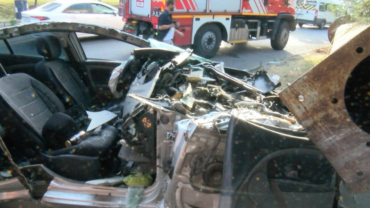 Ataşehir’de kaza! Önce direğe sonra ağaça çarptı