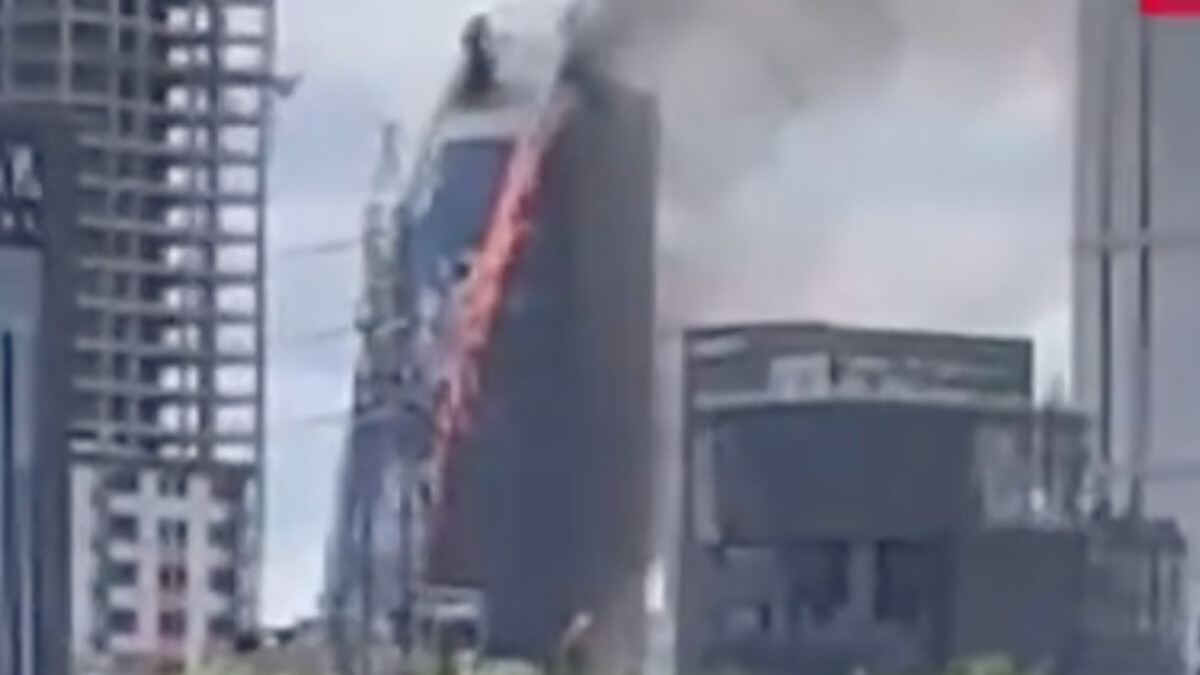 Ataşehir’de yangın paniği! 17 katlı iş merkezi alevlere teslim oldu…