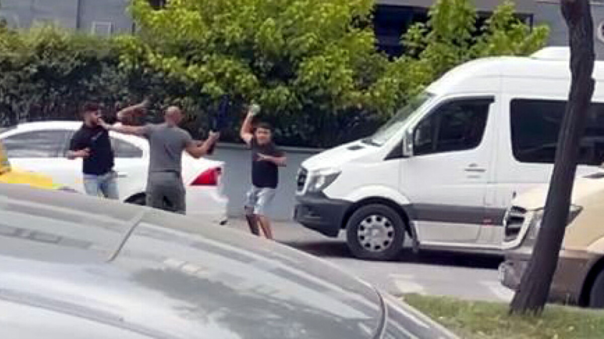 Avcılar’da yol verme kavgası: Taş ve tekmeler havada uçuştu