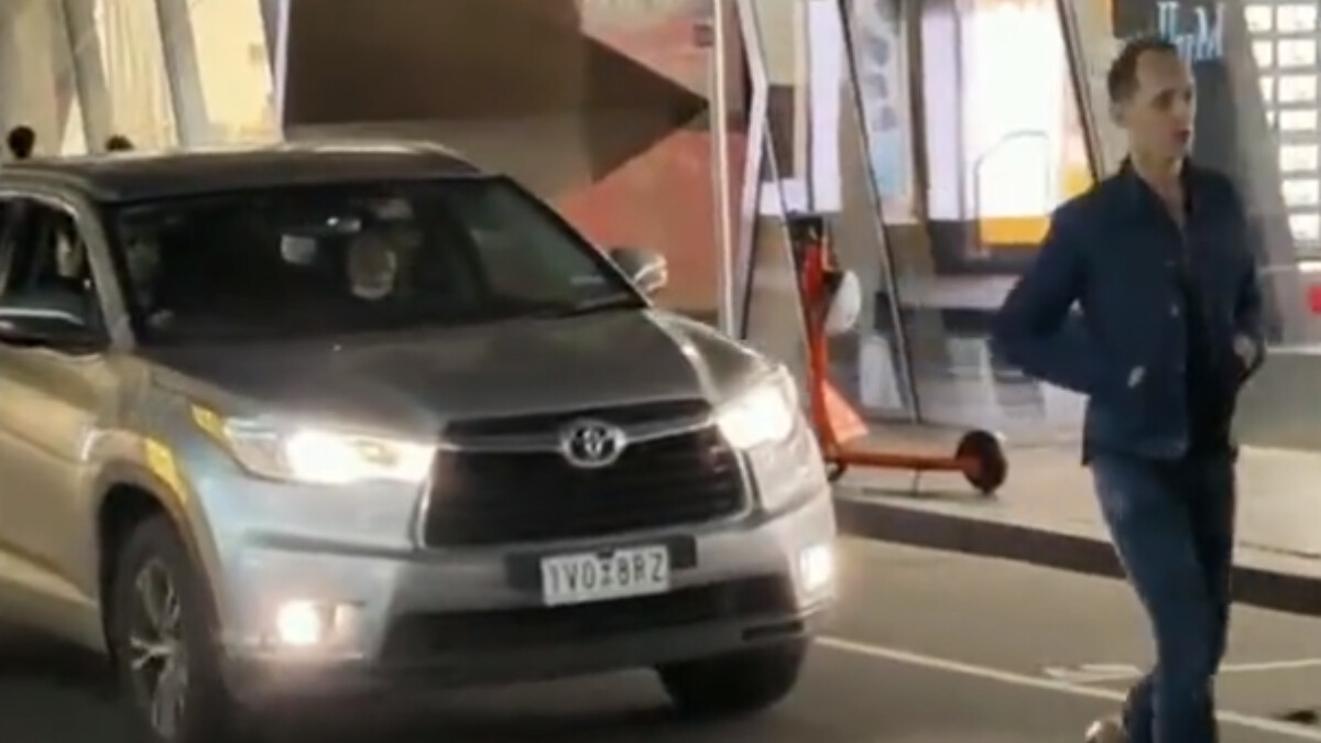 Avustralya’da yolun ortasında yürüyen adama tepki