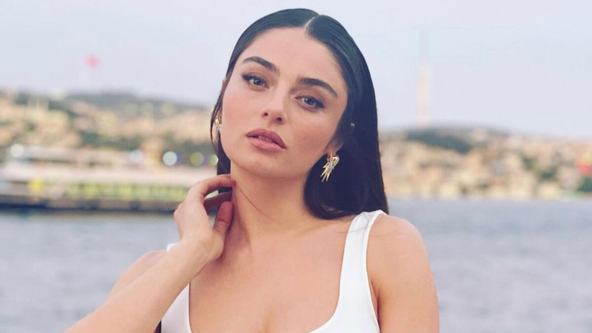 Ayça Ayşin Turan bornozlu paylaşımıyla yaktı geçti! “Bu ne güzellik Ayça Hanım”