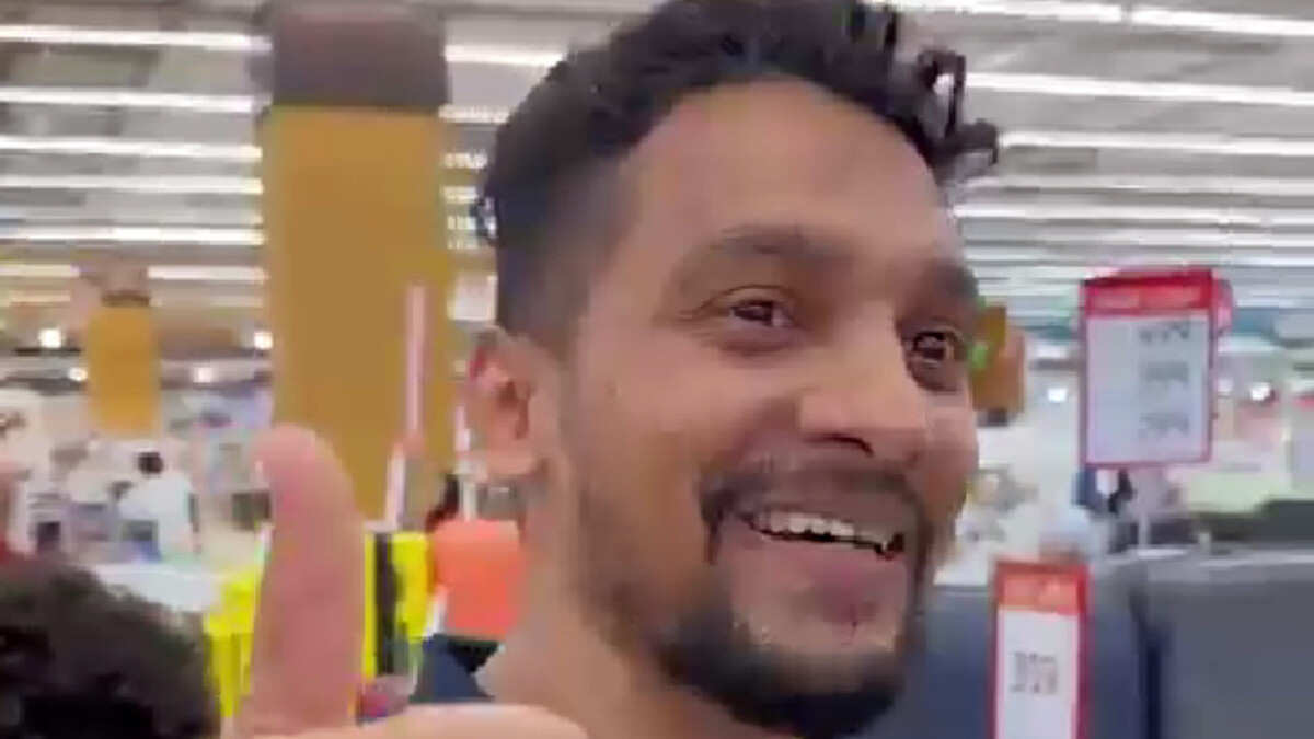 BAE’de Türk lirası taşıyan Hint genci: Türkiye’yi seviyorum