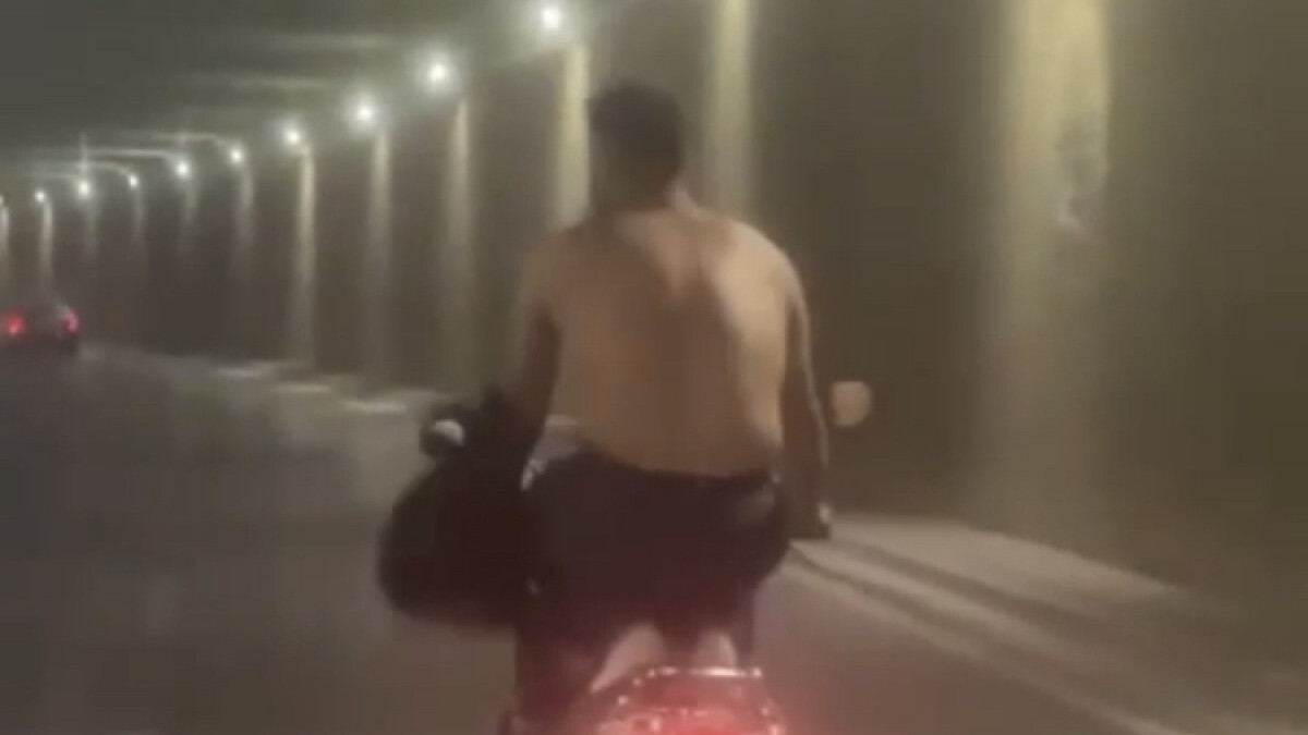 Bakırköy’de motosikletli üstünü çıkardı, dans etti