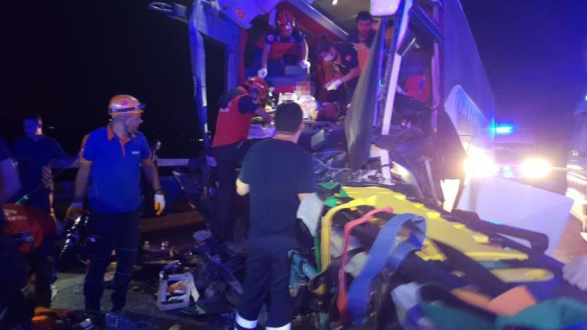 Balıkesir’de can pazarı! Yolcu otobüsüyle beton mikseri çarpıştı