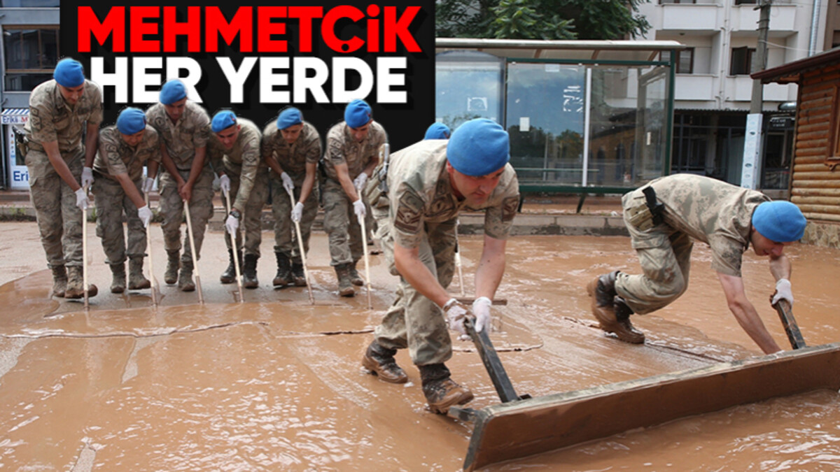 Bartın’da sel sularının çekildiği bölgelerde temizliğe Mehmetçik de destek veriyor