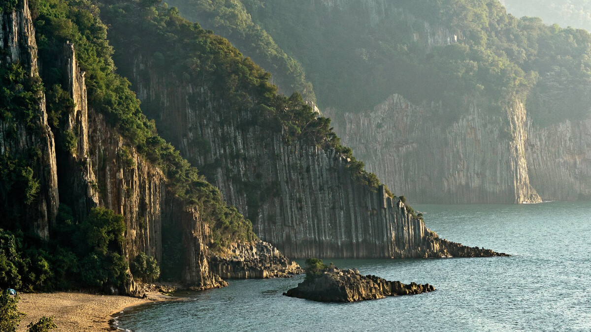 Bartın’ın doğa harikası! Deniz üstündeki lav sütunlarının olağanüstü görüntüsü…