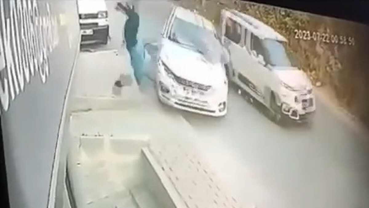 Başakşehir’de ehliyetsiz sürücü 4 kişiye çarptı