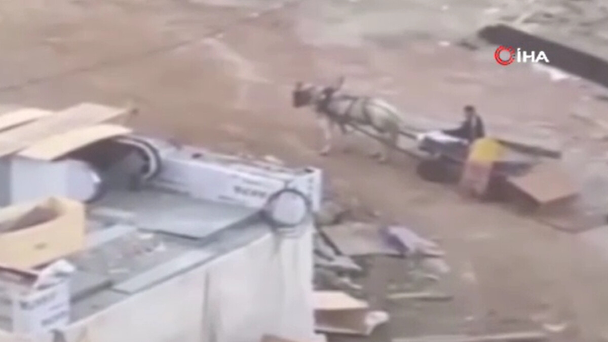 Başakşehir’de metro şantiyesine at arabası ile giren hırsızlar kamerada