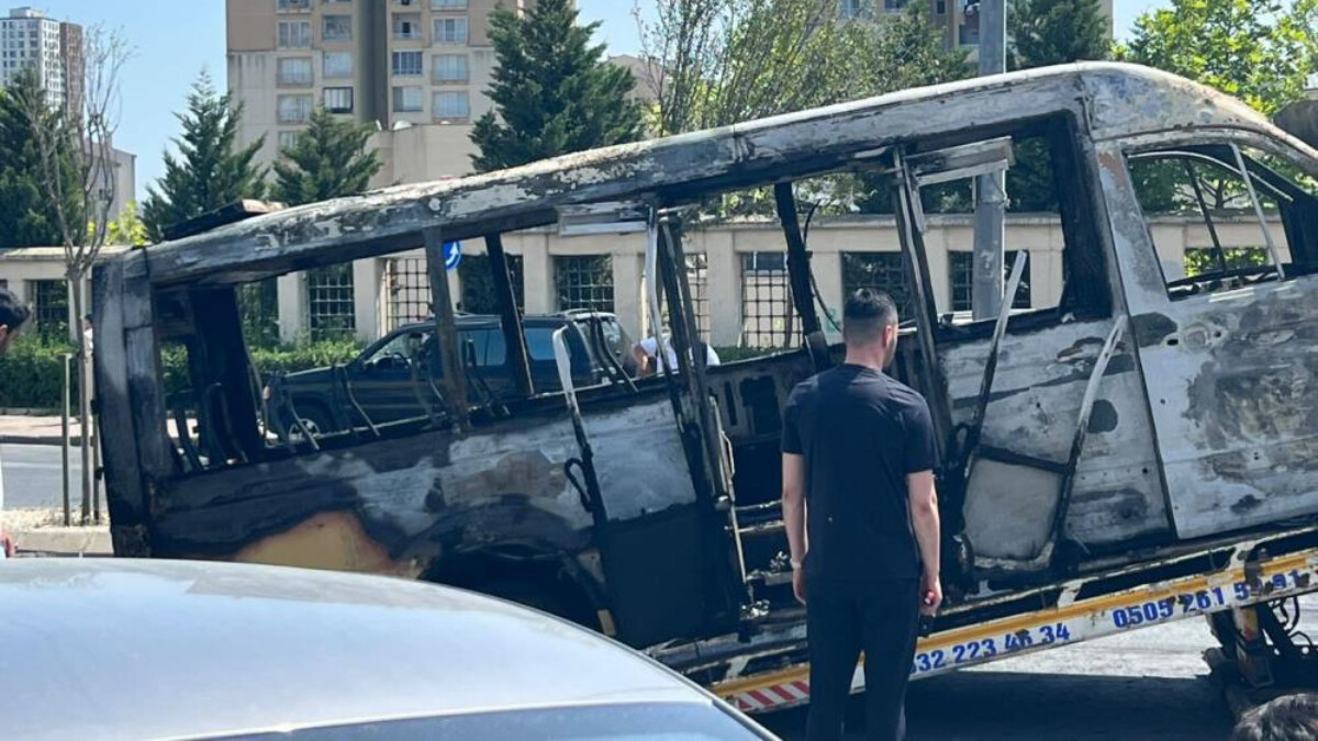 Başakşehir’de park halindeki yolcu minibüsü alevlere teslim oldu