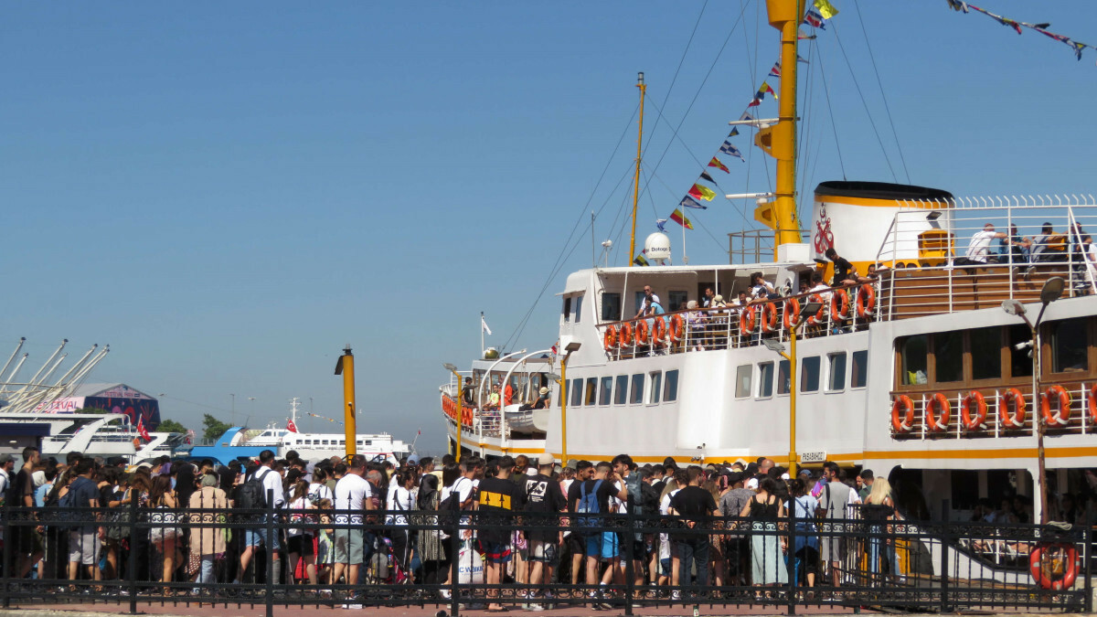 Bayramda İstanbul’da kalanlar Adalar’a akın etti