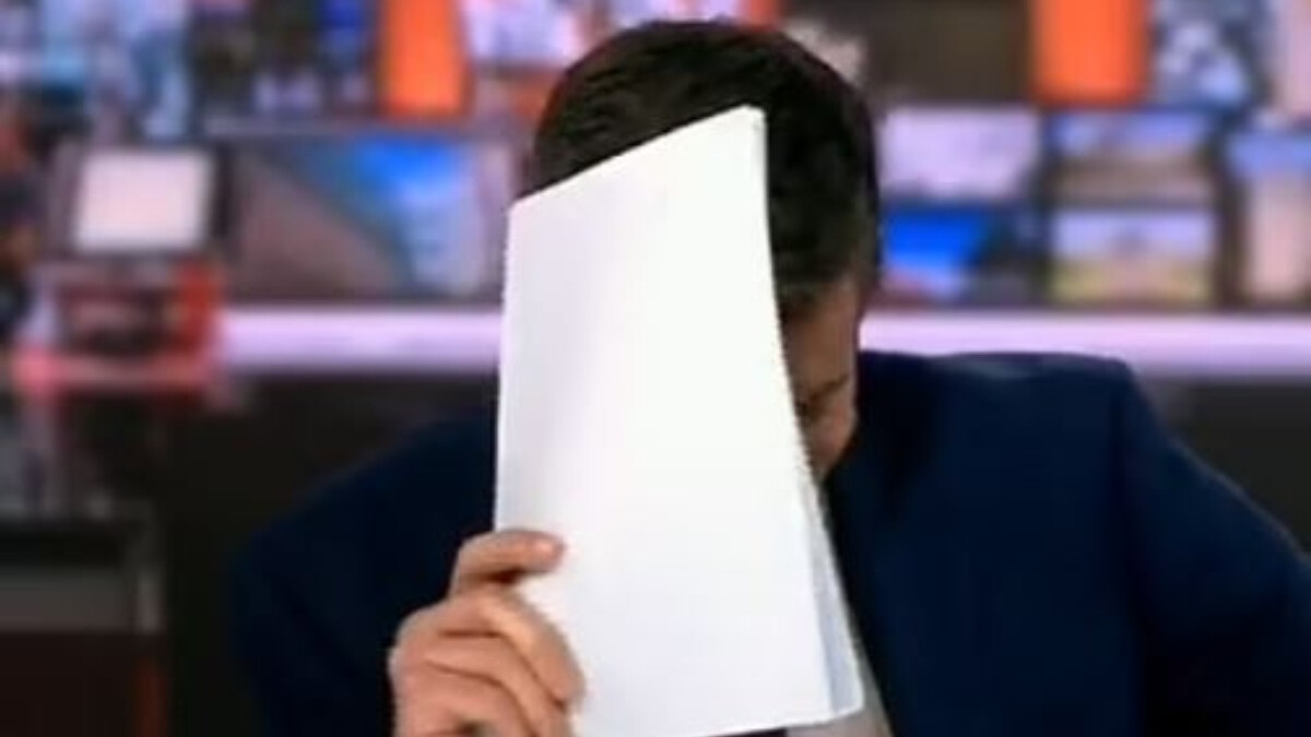 BBC spikeri Thompson, yılanla ilgili haberde notlarının arkasına saklandı