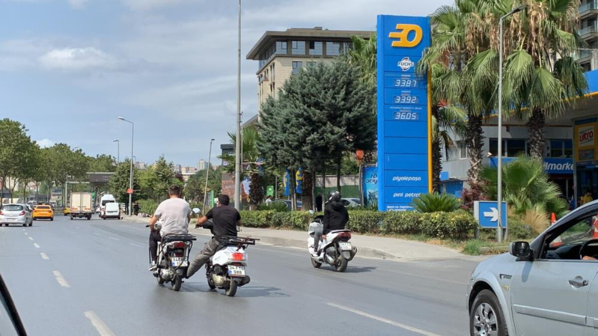 Beyoğlu’nda arıza yapan motosikleti ayağıyla itti