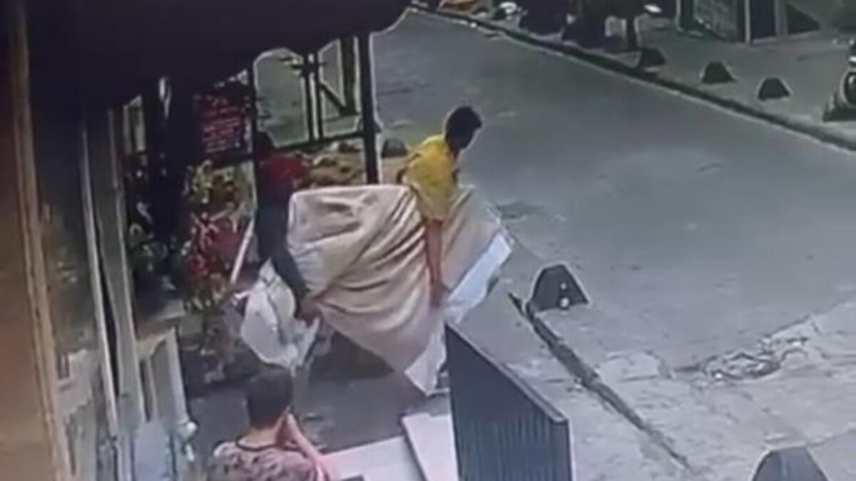 Beyoğlu’nda çaldığı televizyonu taşırken zorlanan hırsıza esnaf yardım etti