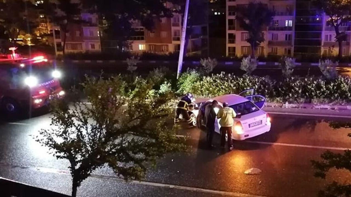 Bilecik’te otomobil direğe çarptı: 5 kişi yaralandı