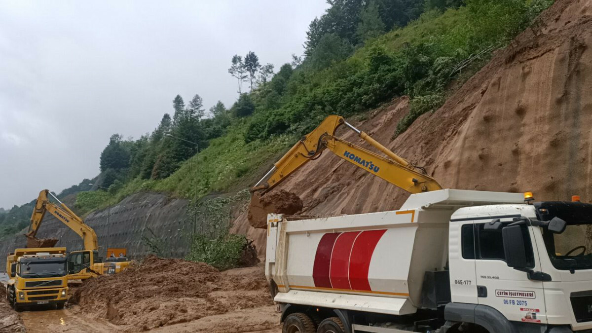 Bolu Dağı’nda heyelan temizliği