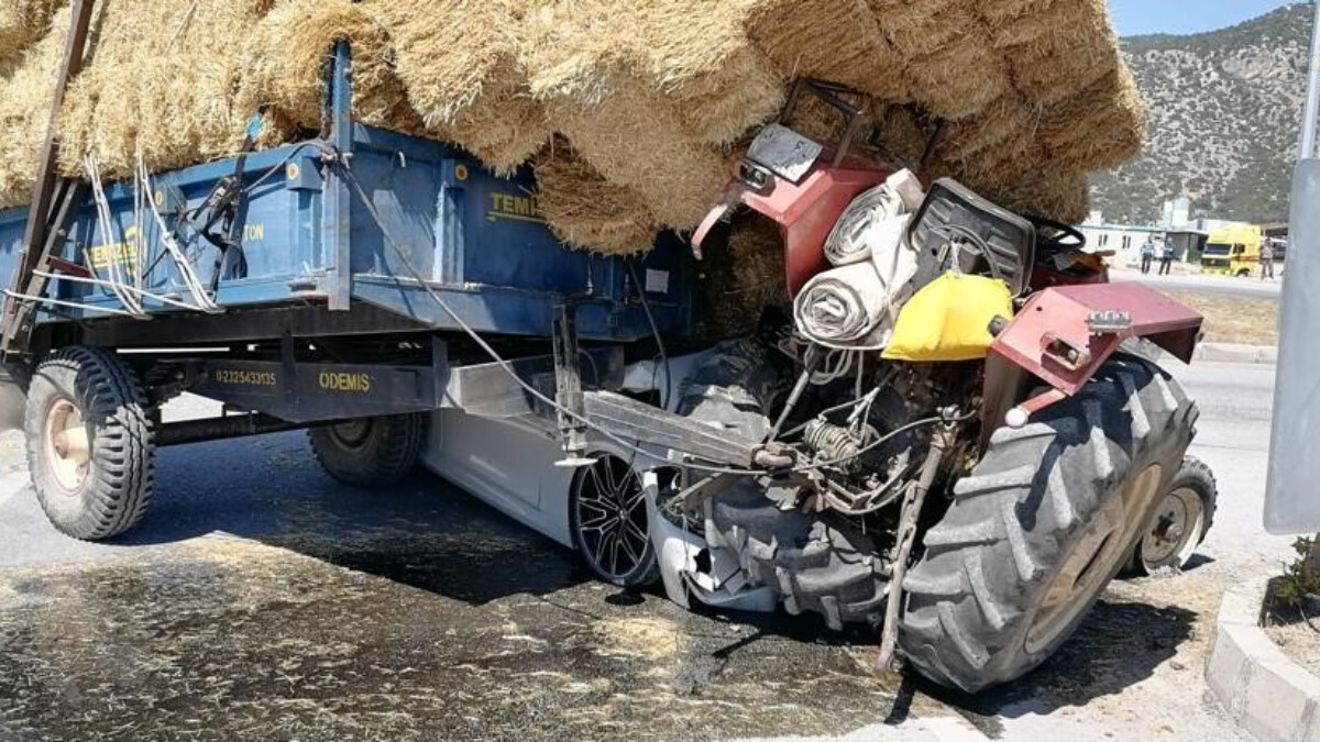Burdur’da otomobil traktörün altına girdi: 3 yaralı