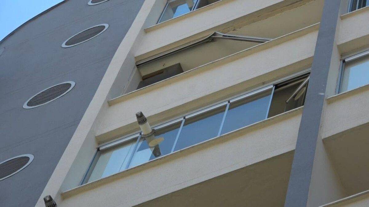 Bursa’da cam balkon takarken düşen genç hayatını kaybetti