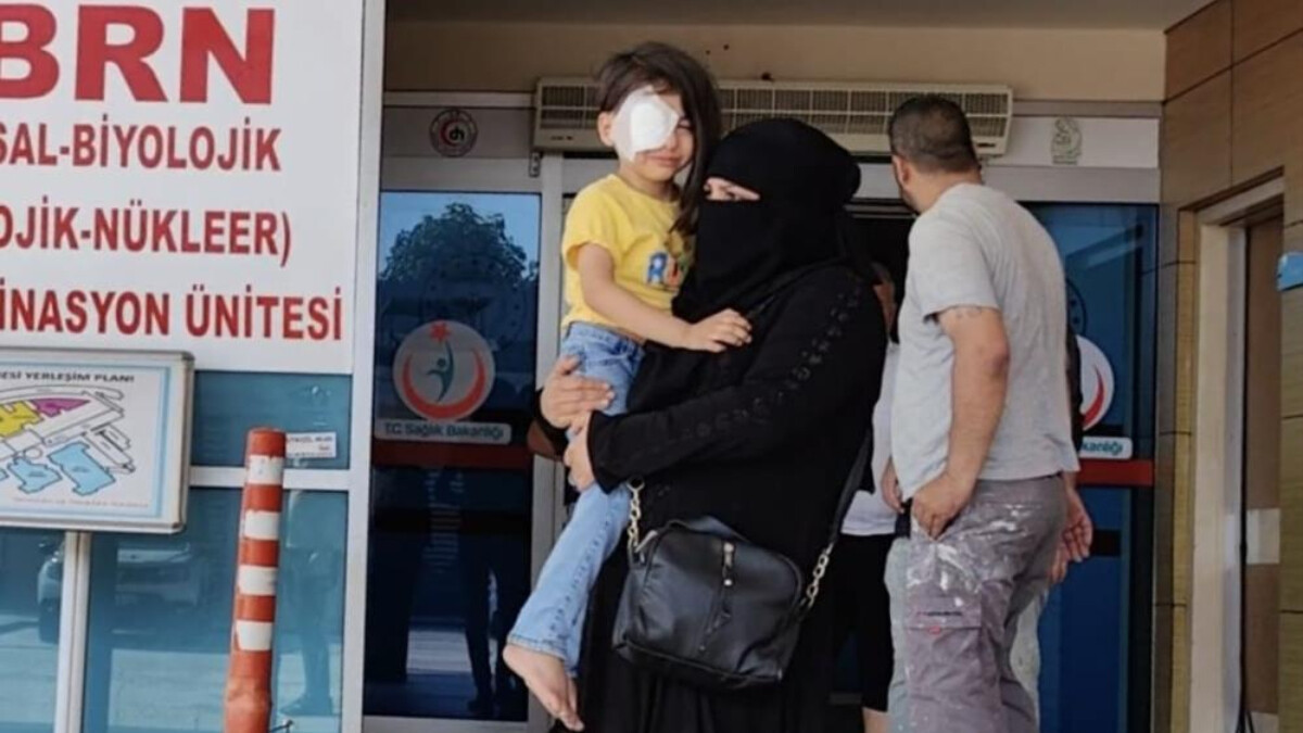 Bursa’da çocuğun gözüne koşarken bıçak saplandı