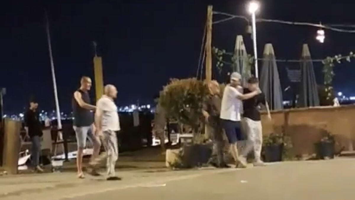 Bursa’da kavgayı ayırmak için kafasına alkol şişesi fırlattı