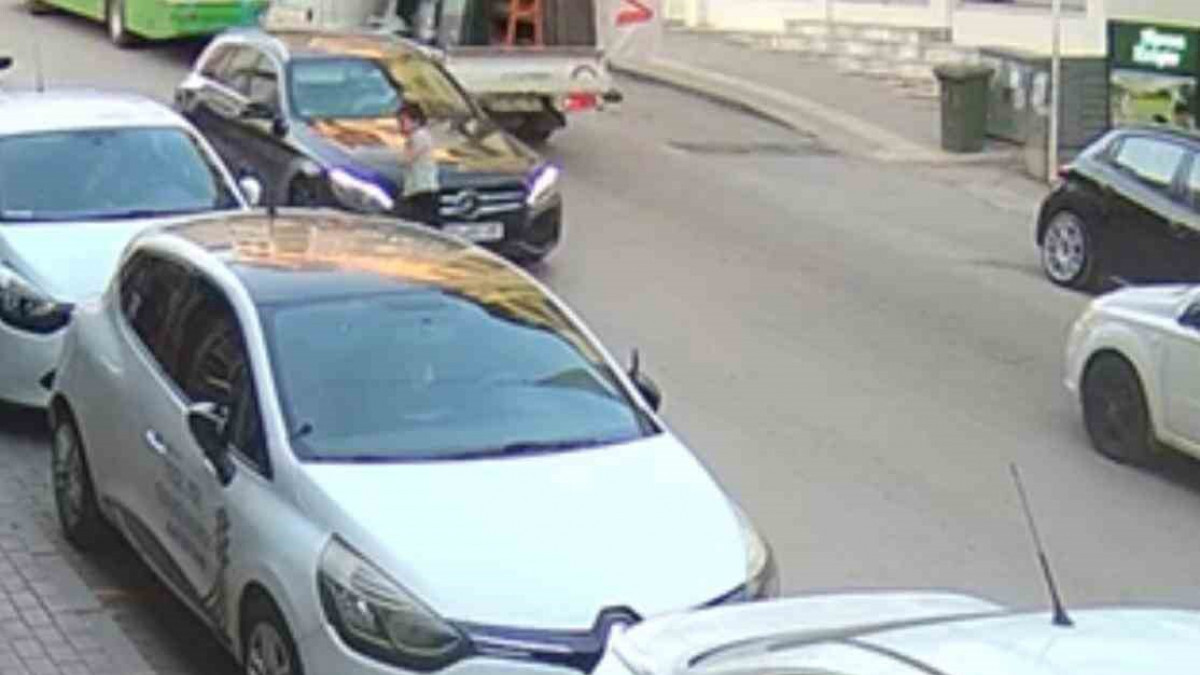 Bursa’da otomobilin çarptığı çocuğun savrulma anı kamerada