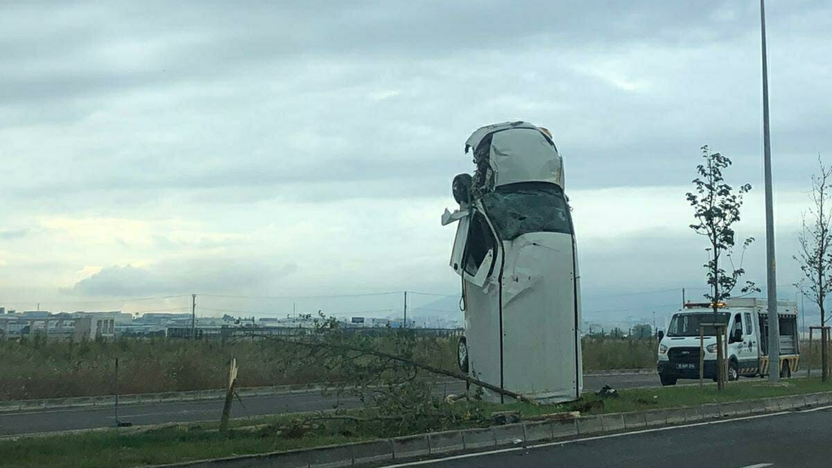 Bursa’da sağanak yağışta kamyonet şaha kalktı