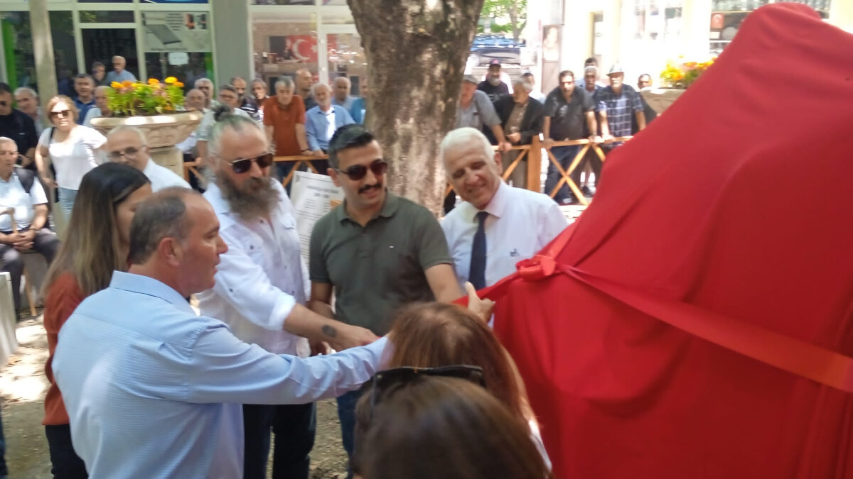 CHP’li Ardanuç Belediyesi, yaptırdığı Aşık Efkarı heykelini törenle açtı