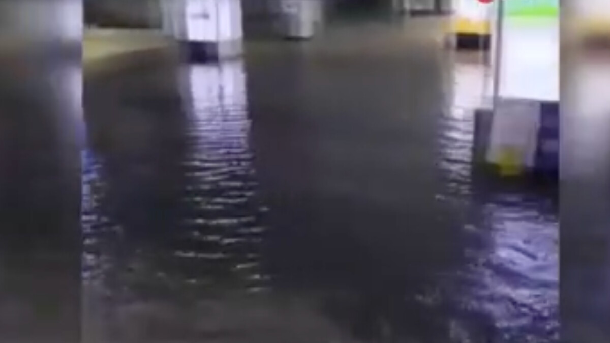 Çin’de şiddetli yağış: Metro istasyonunu su bastı