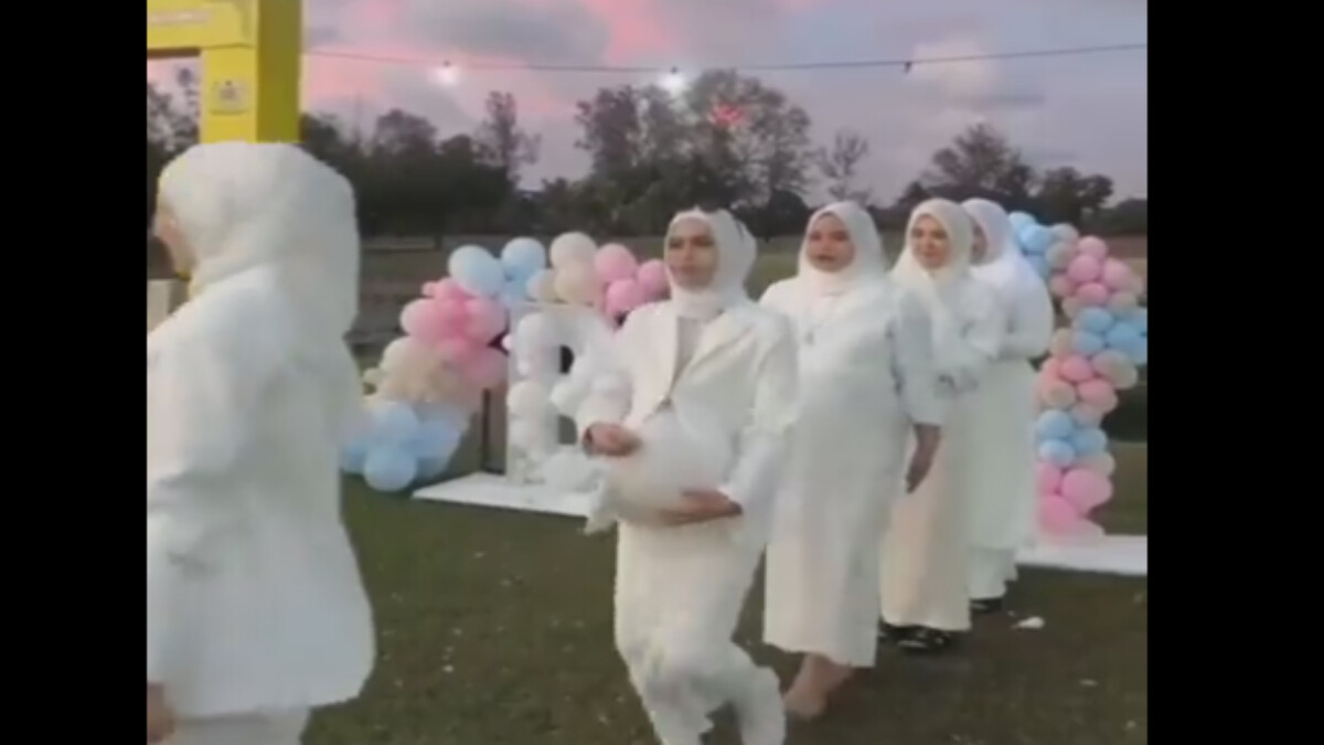 Cinsiyet öğrenme partisinde ilginç anlar! Göbeklerinde balon patlattılar…