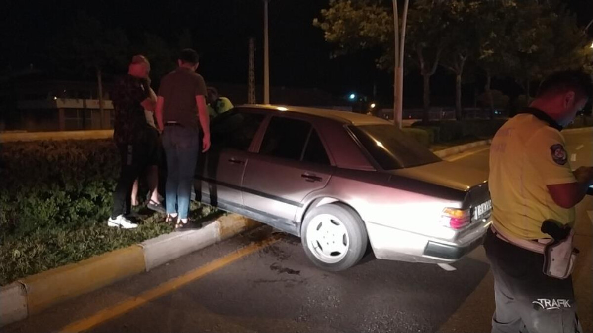 Çorum’da el freni çekilmeyen otomobil refüje çıktı