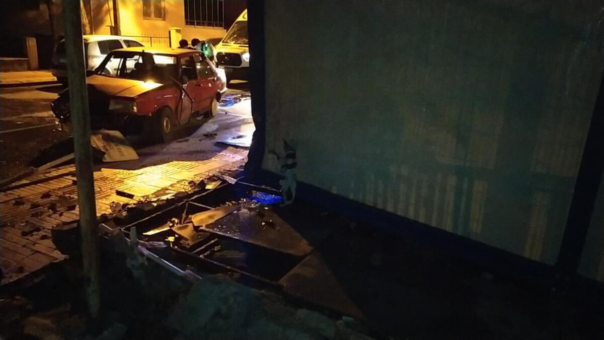 Çorum’da otomobil zabıta kulübesine daldı: 4 kişi yaralandı