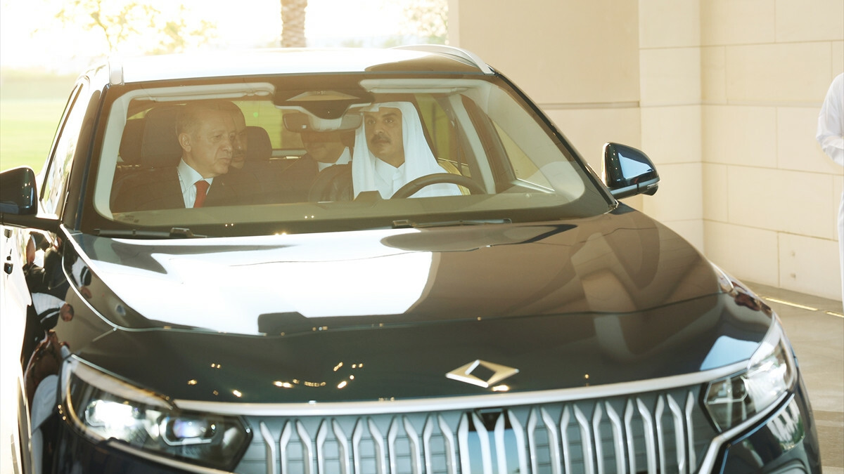 Cumhurbaşkanı Erdoğan Katar’da: Katar Emiri’ne Togg hediye edildi