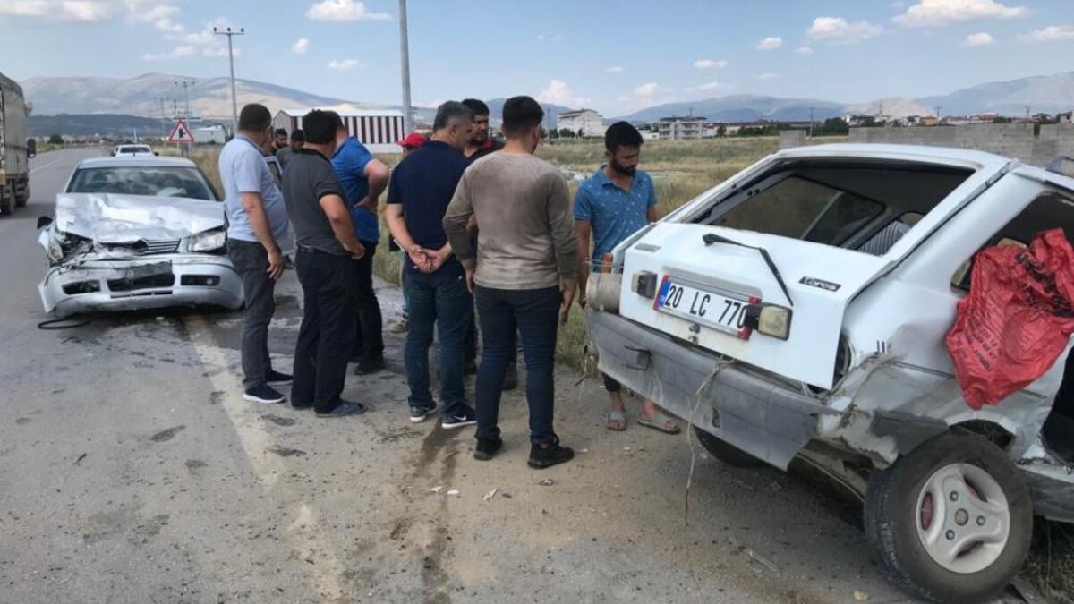 Denizli’de otomobillerin kavşakta çarpıştığı kazada 3 kişi yaralandı