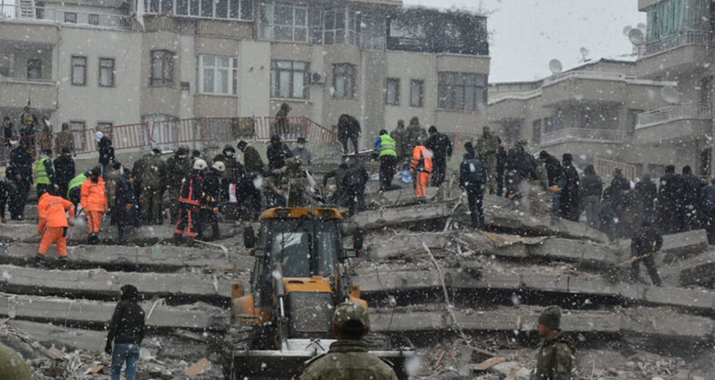 Deprem bölgesindeki yardımları evine götüren polis: Kaybolmasın diye eve götürdüm