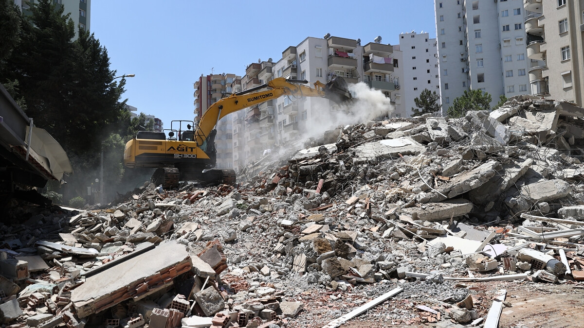 Depremin vurduğu Adana’da hasarlı bina kontrollü yıkım sırasında çöktü