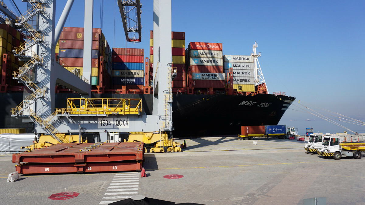 Dev konteyner gemisi Kocaeli’nin Yarımca Limanı’nda yük indirdi