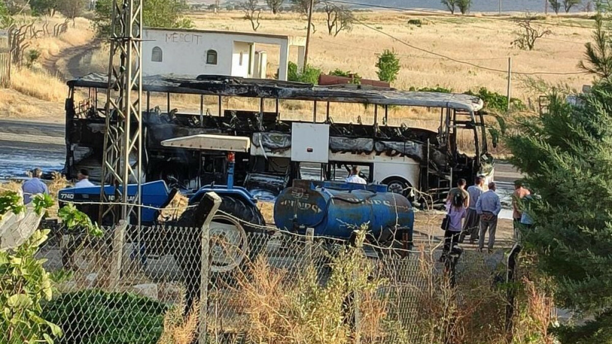Diyarbakır’da alev alan yolcu otobüsünden valiz çıkarmaya çalıştılar
