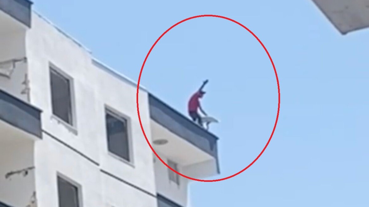 Diyarbakır’da çanağı almak için ağır hasarlı binanın çatısına çıktı