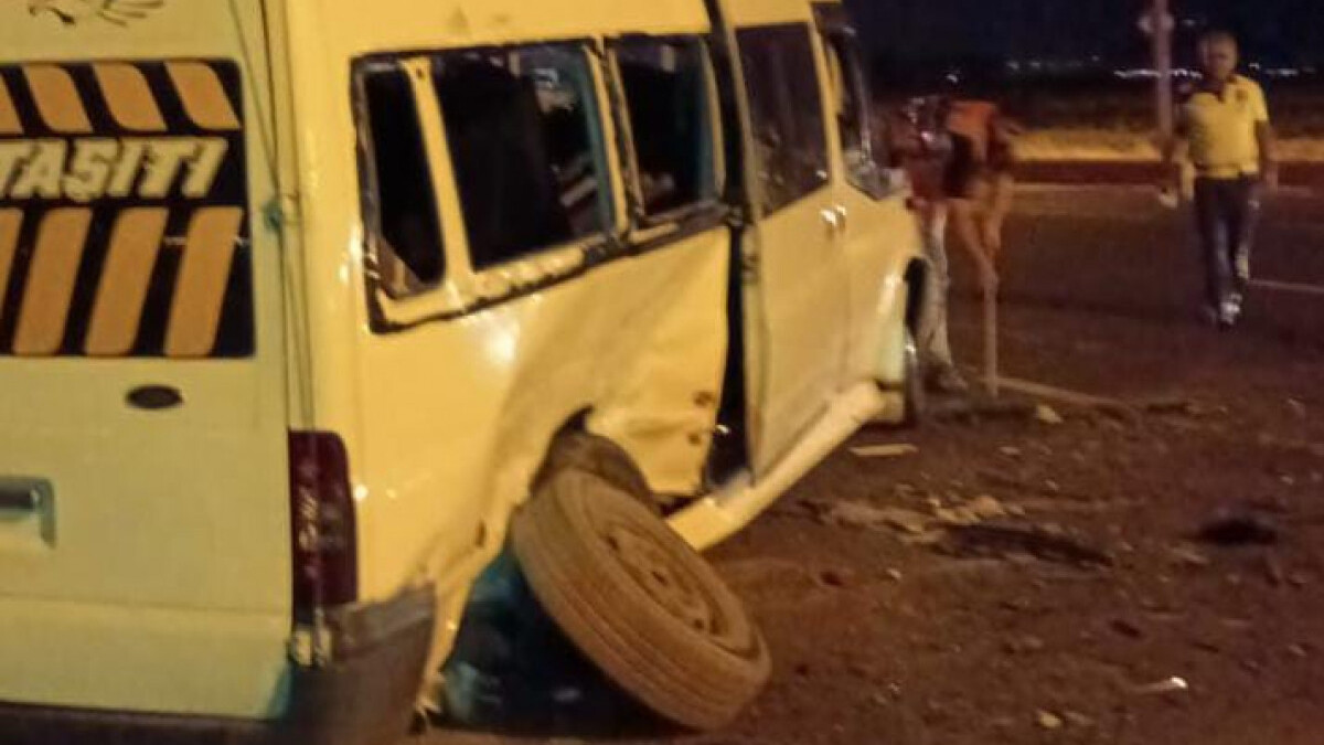 Diyarbakır’da cezaevi servisi ile otomobilin çarpıştığı kazada 12 kişi yaralandı