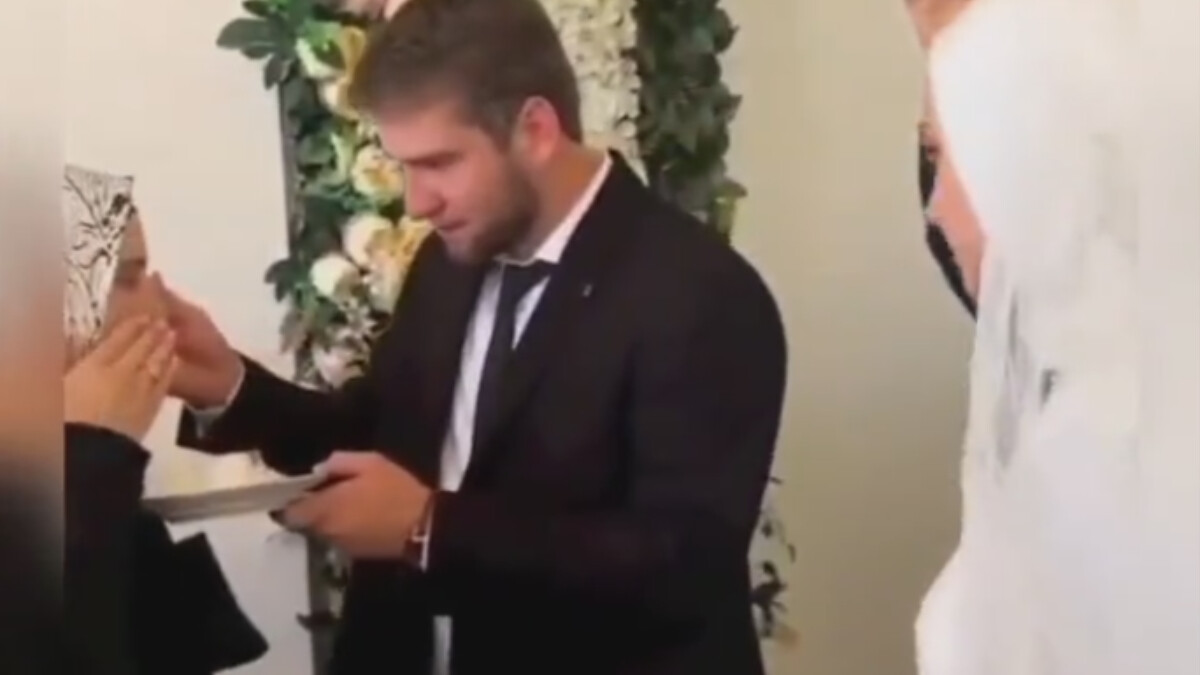 Düğün pastasını annesine yediren damat olay oldu! Gelinin eli havada kaldı