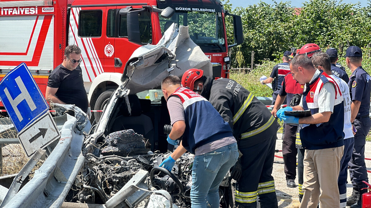 Düzce’de bariyerlere çarpan otomobil sürücüsü öldü