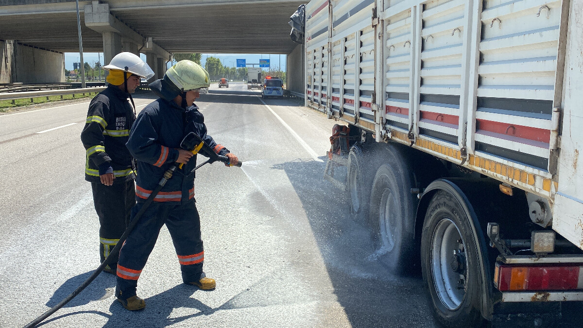 Düzce’de lastiği patlayan tır alevlere teslim oldu