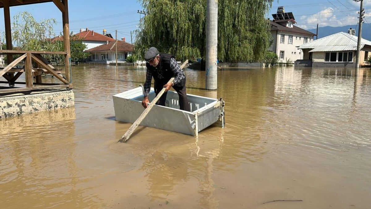 Düzce’de sel sularına karşı buzdolabından kayık