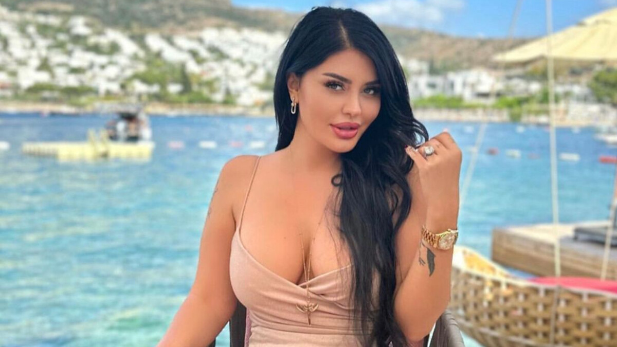 Ebru Polat’ın bornozlu paylaşımı sosyal medyayı yıktı geçti!  “Turkish Kylie Jenner”