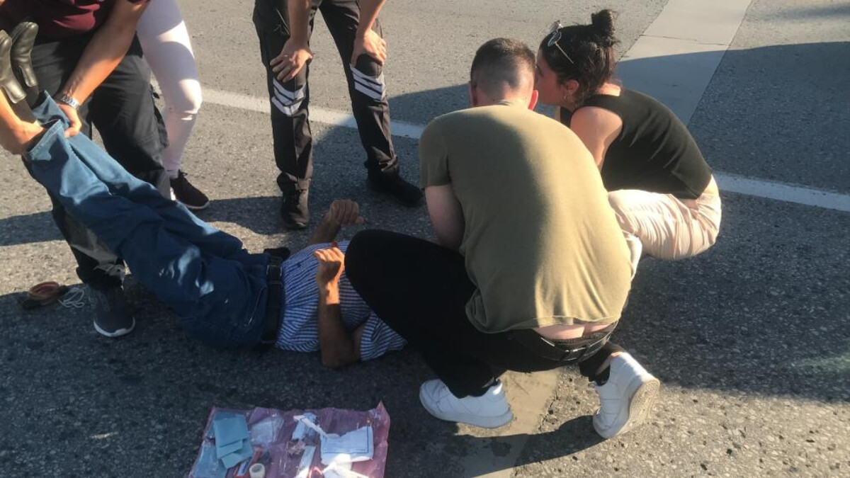 Edirne’de otomobil ile bisiklet çarpıştı! Yoldan geçen sağlıkçı ilk müdahaleyi yaptı